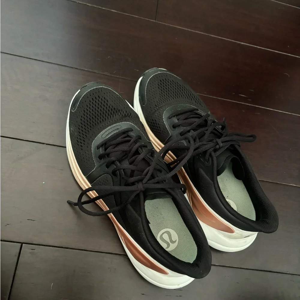 Lululemon blissful women's running shoe - Picture 2 of 6